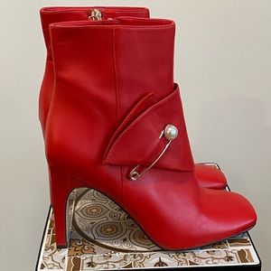 Red boots w/detail
